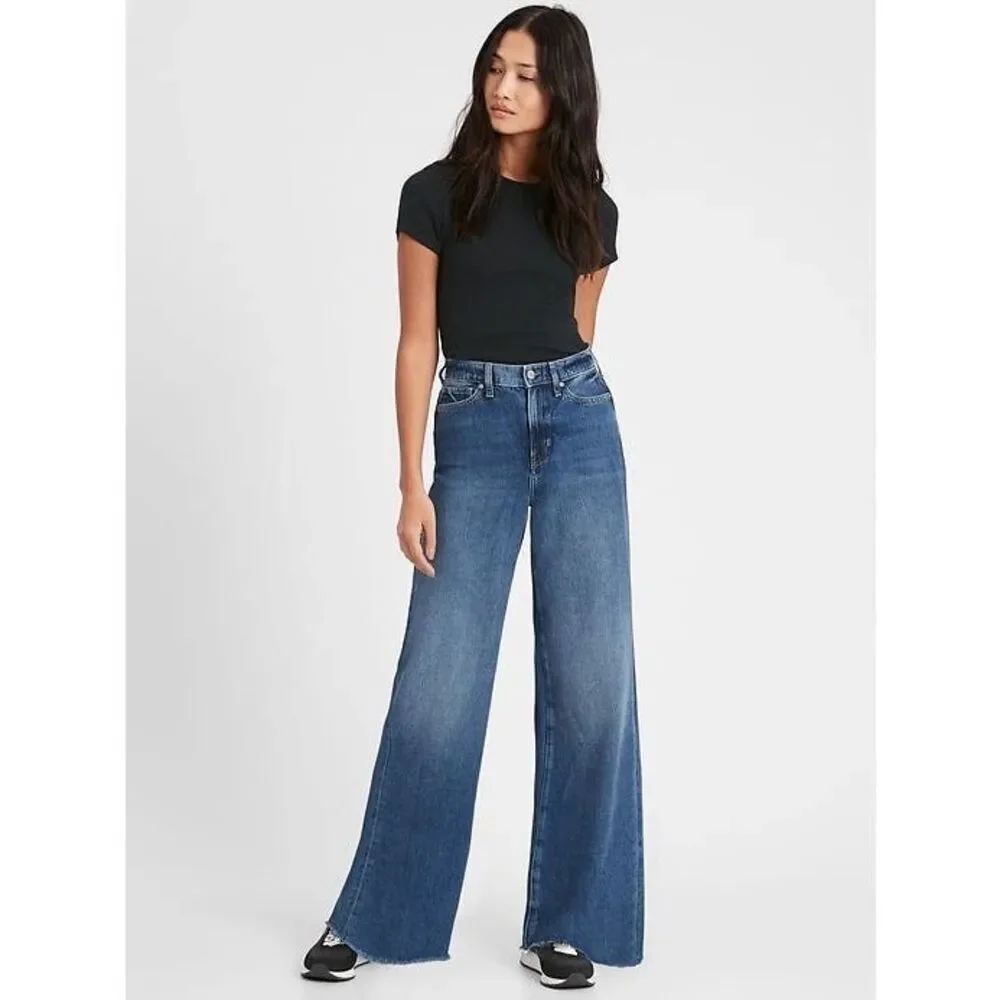 Banana Republic Wide Leg Flare Jeans in Medium Blue